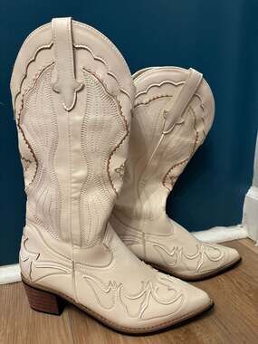 Vintage style Embroidered Cream Pointed Toe Cowboy Boots